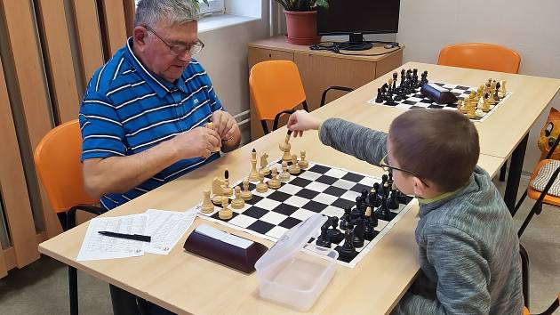 Současný nejstarší šachista okresu Vyškov Miroslav Merta se stále věnuje výchově mládeže.