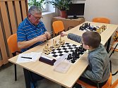 Současný nejstarší šachista okresu Vyškov Miroslav Merta se stále věnuje výchově mládeže.