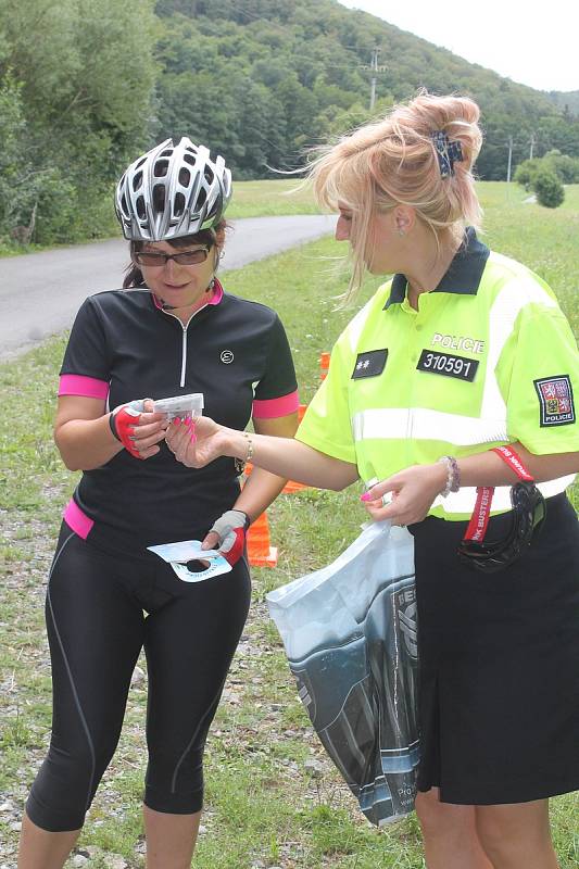 Jak jsou na tom cyklisté s alkoholem? To zjišťovali v sobotu policisté v Rakoveckém údolí. Měli připravený i test.