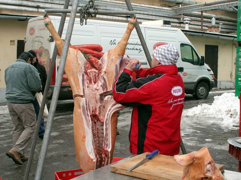 Ve Vyškovském pivovaru se druhým rokem konala ukázka zabíjačky, doplněná prodejem všech specialit, které jsou s touto tradicí spojené.