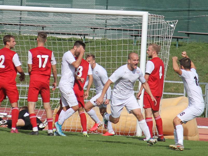 Fotbalisté MFK Vyškov (bílé dresy) porazili v utkání Moravskoslezské ligy Viktorii Otrokovice 3:1.