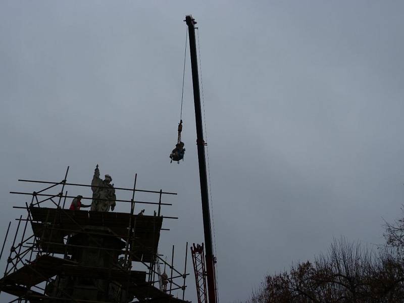 Rozebírání sousoší svatého Floriána na Palackého náměstí v roce 2012. Původní sochy nahradily kopie.