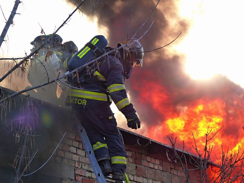 Jak se chovají tlakové lahve při požáru? To zjišťovali hasiči na ojedinělém výcviku v areálu bývalých Uměleckoprůmyslových závodů v Bučovicích.