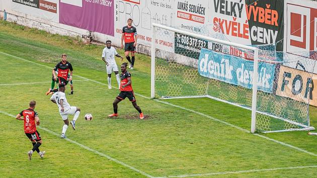 Další tři druholigové body získali fotbalisté MFK Vyškov (bílé dresy). V Drnovicích porazili Táborsko 3:1.