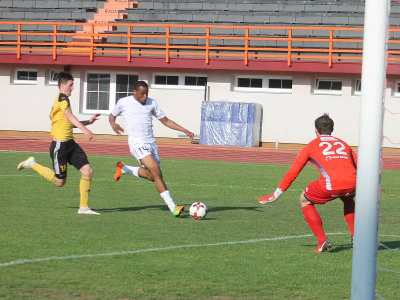 V utkání Moravskoslezské fotbalové ligy prohrál MFK Vyškov (bílé dresy) s FC Hlučín 0:1.