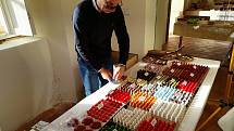Na čokoládovém festivalu ve Slavkově u Brna nabízí své výrobky pětačtyřicet prodejců.