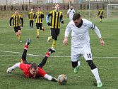 Fotbalisté MFK Vyškov (bílé dresy) porazili v generálce na jarní start Moravskoslezské ligy divizní Nové Sady vysoko 7:0.