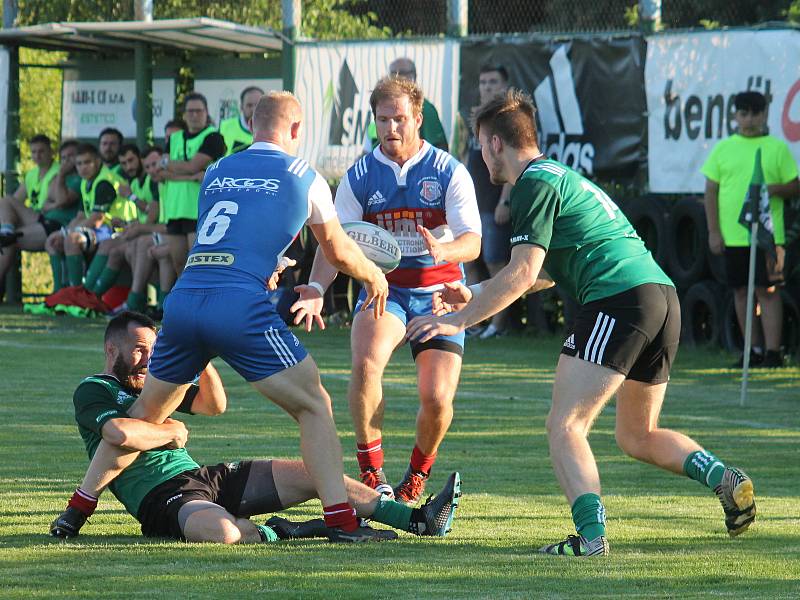 V předehrávaném jihomoravském derby 4. kola nejvyšší domácí ragbyové soutěže prohrál Dragon Brno (zelené dresy) na domácím hřišti s Jimi Vyškov 20:36.