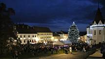 Ve Slavkově u Brna v neděli slavnostně rozsvítili vánoční strom.