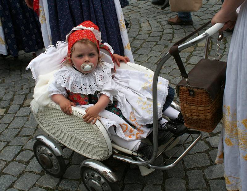 Folklórní soubory zatančily na vyškovském Masarykově náměstí Hanáckou besedu a vytvořily nový rekord v počtu zúčastněných.