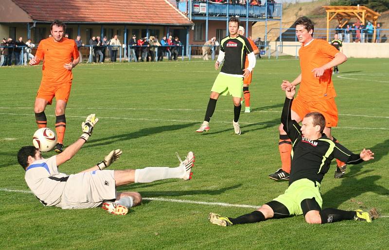 V okresním derby Vyškovska fotbalové I. A třídy skupiny B porazily Dražovice doma Bučovice 2:0 (1:0).