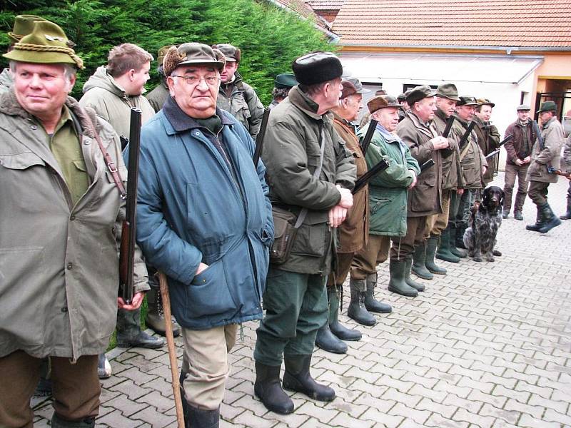 Policisté před honem prověřují, zda myslivci z nemojanského sdružení Hranáč nepili. Vše bylo v pořádku. 