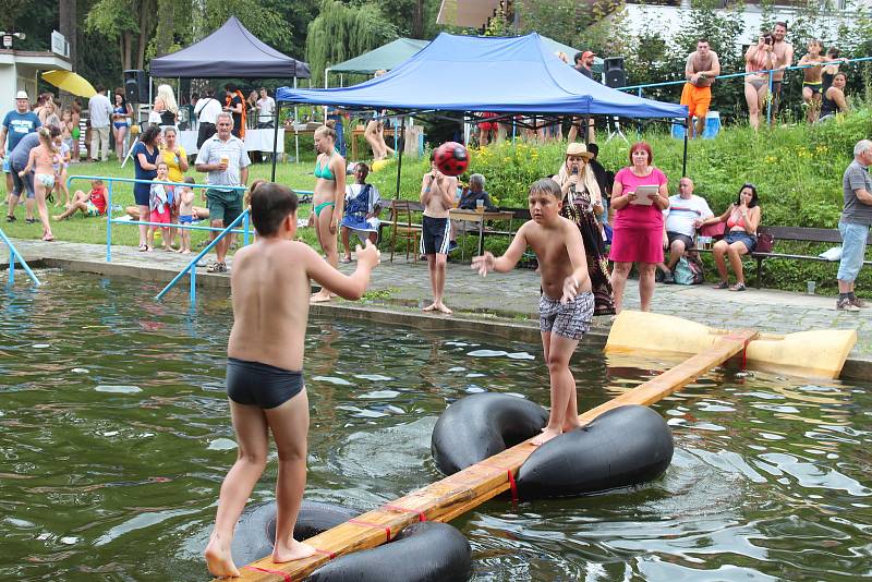 Vodomilové všech věkových kategorií zdolávali v sobotu odpoledne lávku na přírodním koupališti v Lulči na Vyškovsku. Letošní ročník zábavné soutěže se nesl ve znamení muzikálu Mamma Mia a skupiny ABBA.