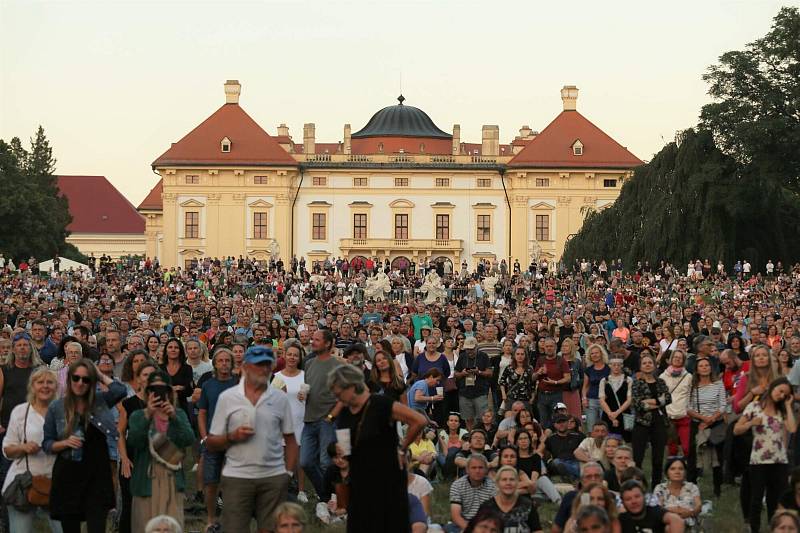 Několikrát odložený koncert Stinga přilákal tisíce posluchačů.