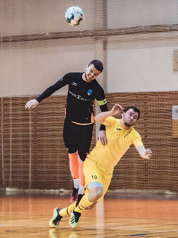 Ve 12. kole II. ligy ve futsalu zvítězil Amor Kloboučky Vyškov (černé dresy) nad Vysokým Mýtem 2:1.