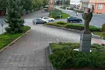 Stříbrné BMW se nebezpečně řítilo ulicemi Ivanovic na Hané.