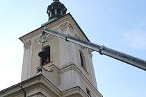 Na kostelní věž chrámu Nejsvětější Trojice ve vyškovské části Dědice se v pátek vrátil třetí zvon.