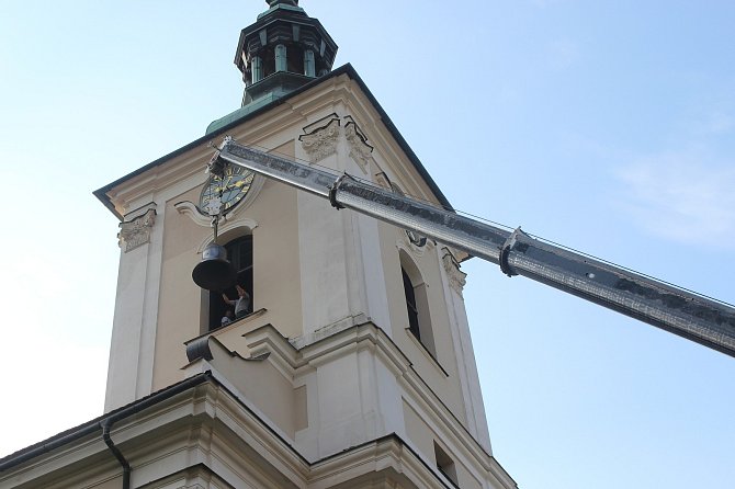 Na kostelní věž chrámu Nejsvětější Trojice ve vyškovské části Dědice se v pátek vrátil třetí zvon.