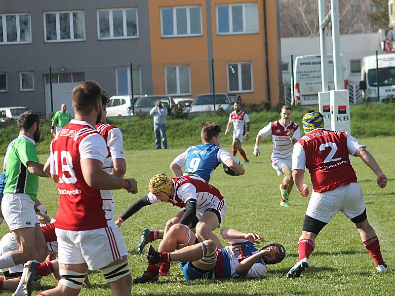 V úvodním kole nového ročníku 1. ligy porazili ragbisté Jimi Vyškov (modré dresy) Slavii Praha 34:24.