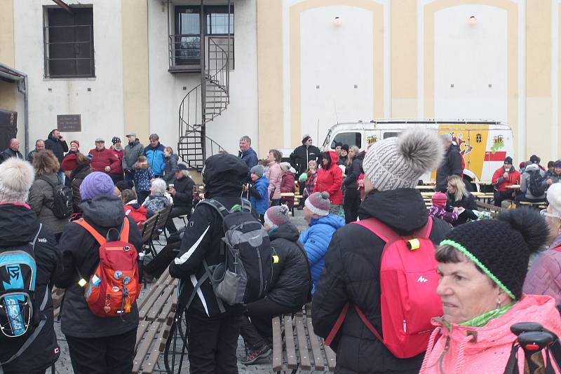 Na nádvoří pivovaru v Černé Hoře se sešly stovky turistů s holemi.