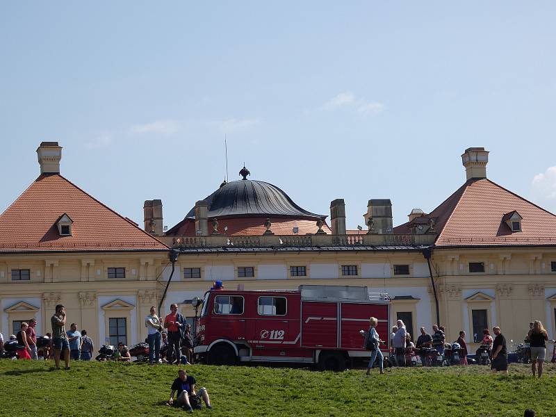 Uplynulý víkend zaplnily park slavkovského zámku davy návštěvníku. Lákal je jubilejní dvacátý Veteranfest.