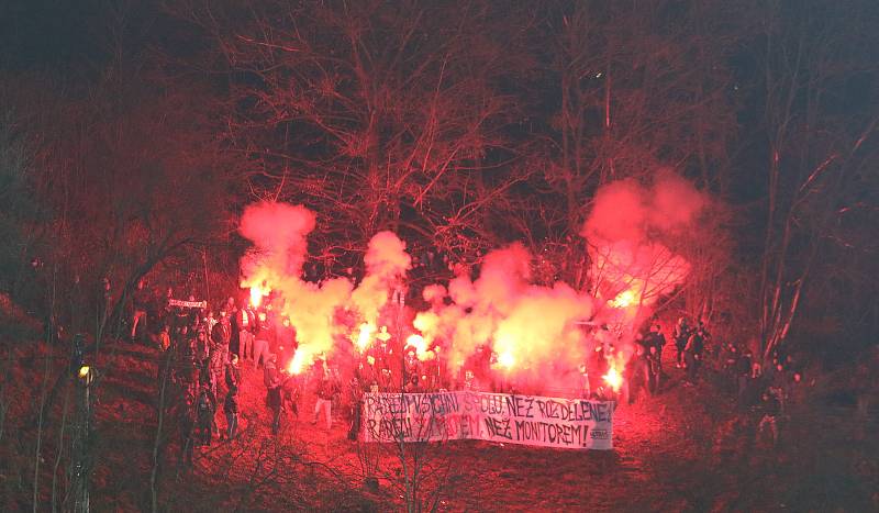 Fotbalisté Zlína (žluté dresy) hráli doma s Baníkem Ostrava 2:2. Zápas sledoval jen omezený počet diváků.