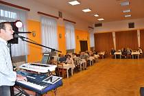 Setkání důchodců v Kozlanech: Sálem se linula příjemné nálada i melodické písně
