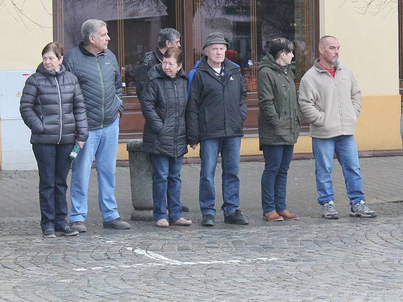 Na náměstí v Bučovicích se sešli členové Motoklubu Vícemilice, aby lidem zpříjemnili poslední den roku.