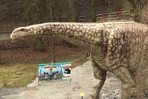 Nový model argentinosaura ve vyškovském dinoparku.