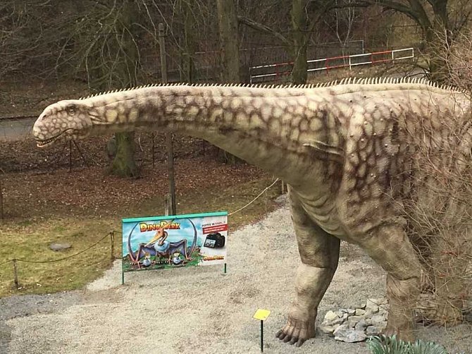 Nový model argentinosaura ve vyškovském dinoparku.