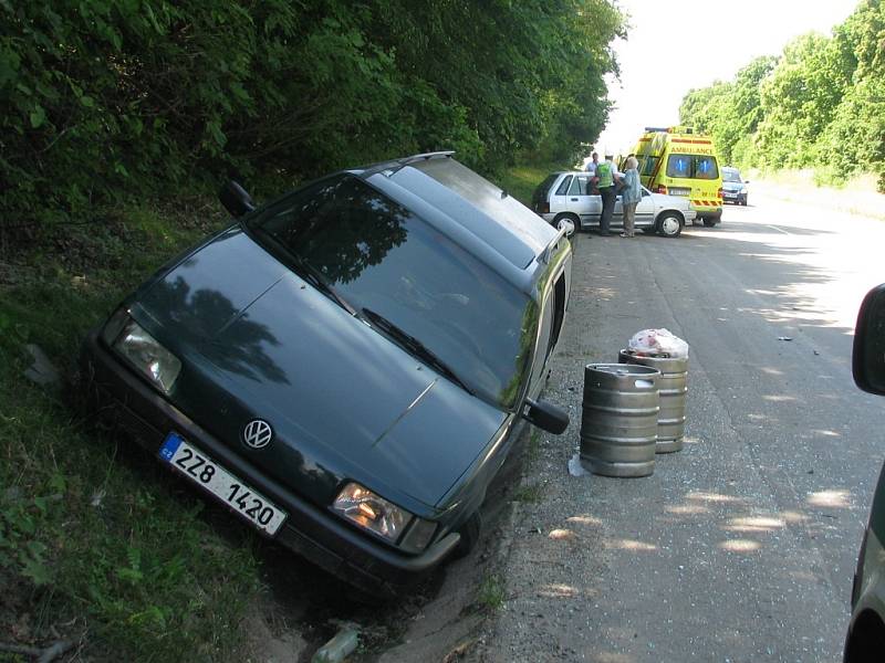 Snímky z nehody dvou aut poblíž hotelu Allvet na silnici z  Vyškova do Rousínova.