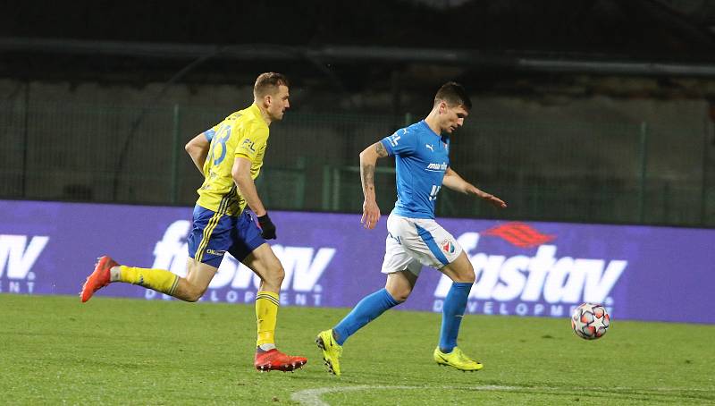 Fotbalisté Zlína (žluté dresy) hráli doma s Baníkem Ostrava 2:2. Zápas sledoval jen omezený počet diváků.