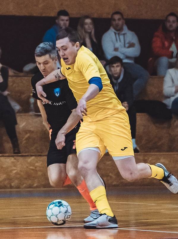 Ve 12. kole II. ligy ve futsalu zvítězil Amor Kloboučky Vyškov (černé dresy) nad Vysokým Mýtem 2:1.