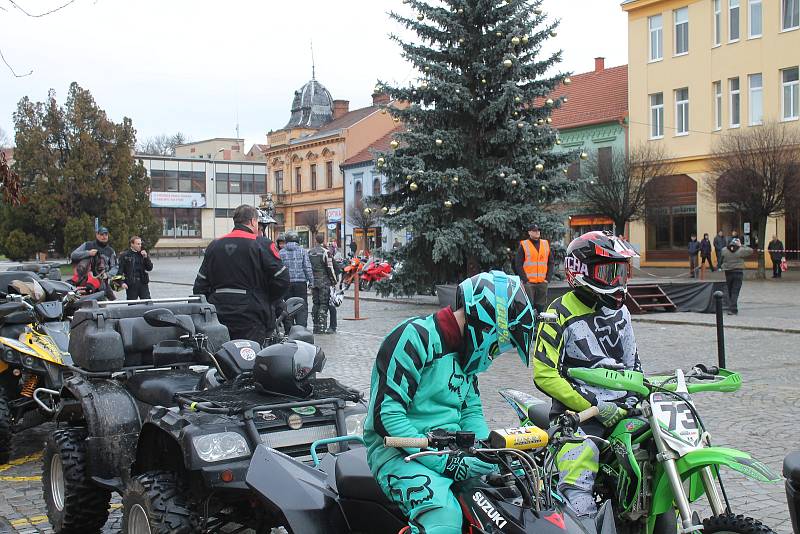 Na náměstí v Bučovicích se sešli členové Motoklubu Vícemilice, aby lidem zpříjemnili poslední den roku.