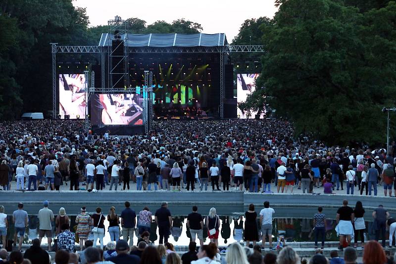 Deset tisíc návštěvníků se po letech dočkalo a mohli přijít na několikrát odkládaný koncert populárního hudebníka Stinga. Lidé zaplnili centrum Slavkova a následně zámecký park, ve kterém před legendou vystupovali například Lenka nová nebo Vojta Dyk. Hlav