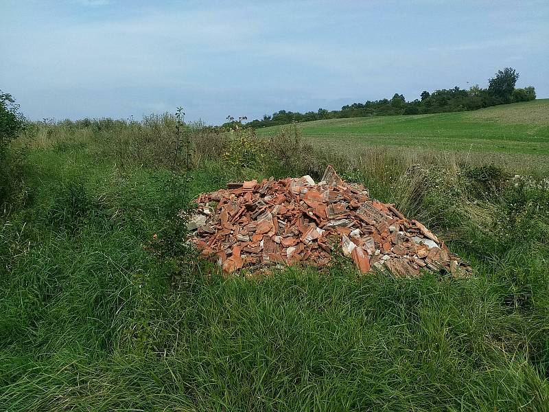 Po velmi dlouhé době se objevily skládky v extravilánu Slavkova. Za poslední měsíc byly čtyři.