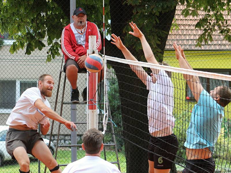 Tradiční letní turnaj na antukových kurtech v Holubicích vyhrál domácí tým.