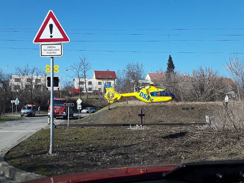 V neděli se v Rousínově střetl nákladní vlak s osobním autem.