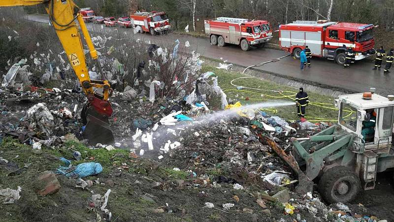 V Kozlanech na Vyškovsku hoří již druhým dnem skládka komunálního odpadu. Ve vybagrovaných sondážních jámách se měří teplota pomocí termokamery.