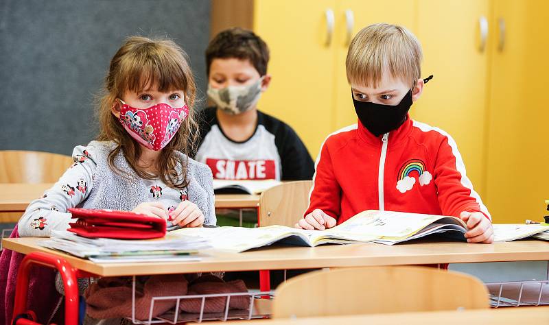 Znovuotevření prvních a druhých tříd základních škol, které byly  kvůli epidemii koronaviru od 14. října zavřeny. Ilustrační foto