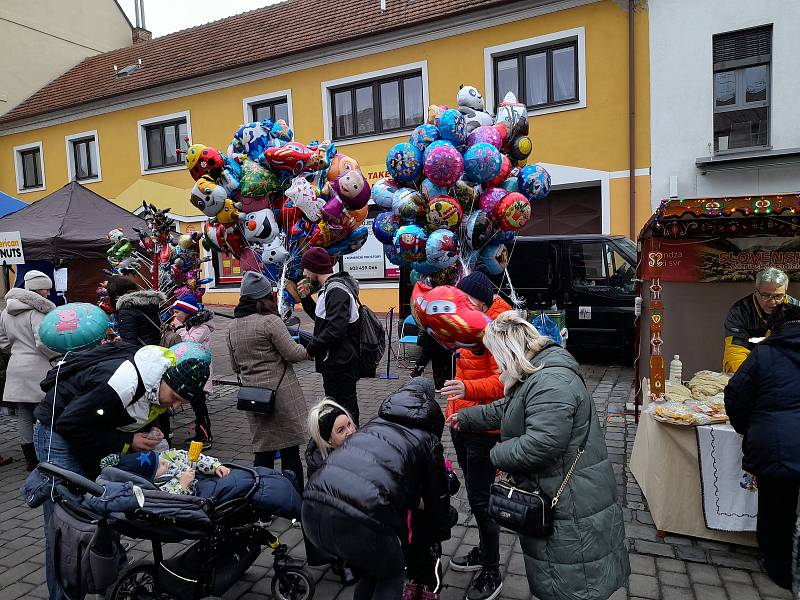 Návštěvníky přilákal přes den pestrý program i stovky prodejců.