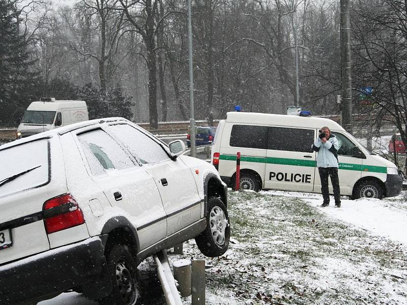 Na Vyškovsku hustě sněží. Některé silnice stále nejsou upravené.