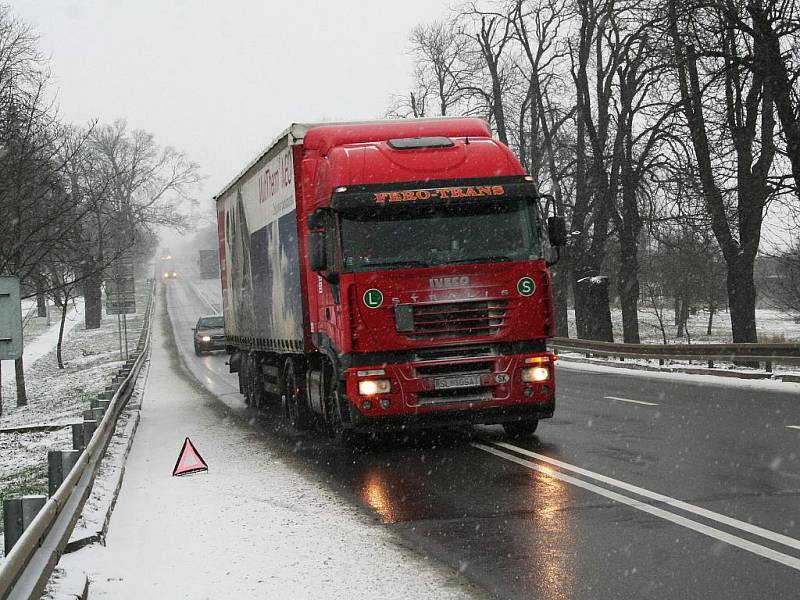 Na Vyškovsku hustě sněží. Některé silnice stále nejsou upravené.