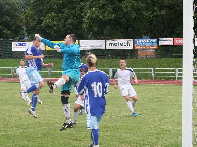 Fotbalisté Vyškova (v modrém) porazili Otrokovice 2:1.