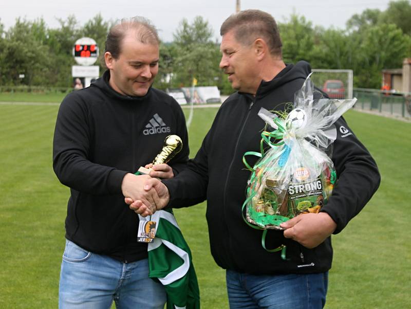 V krajském přeboru fotbalistů porazil Tatran Rousínov doma FC Boskovice 3:1. Klub předal dárek Liboru Kupčíkovi, který po 24 letech v Tatranu ukončil kariéru.