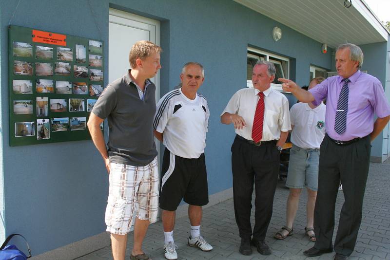 Obecní úřad ve Švábenicích na Vyškovsku předal místnímu fotbalovému klubu Sokol do užívání nové kabiny, které postavil během necelého jednoho roku.