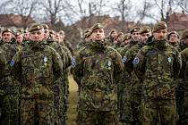 Na slavnostní nástup se v pátek u bučovického zámku shromáždili vojáci české armády po návratu ze zahraniční operace na Slovensku.