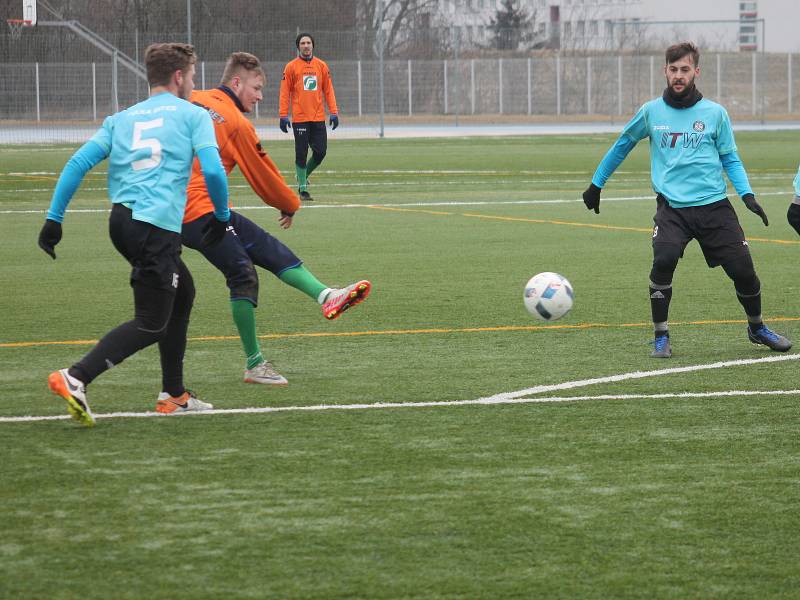 V posledním přípravném utkání na jarní start krajského přeboru prohráli fotbalisté Tatranu Rousínov (v oranžových dresech) se Spartakem Velká Bíteš 2:4.