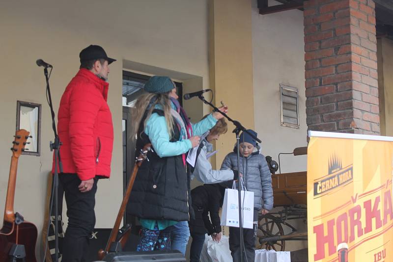 Na nádvoří pivovaru v Černé Hoře se sešly stovky turistů s holemi.