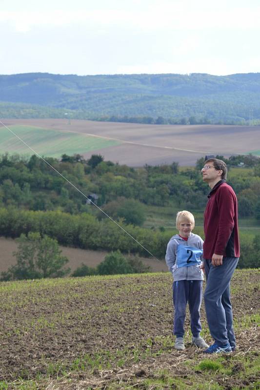 Draci vzlétli na oblohu na kopci za Bučovicemi.